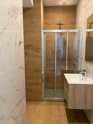 Dusch, miljövänliga toalettartiklar, hårtork och bidé