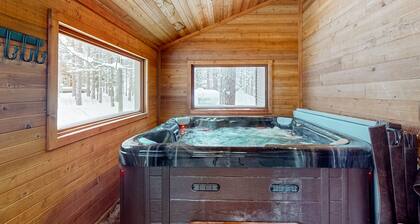 Resort home with private indoor hot tub, game room, firepit, bikes, Ping-Pong