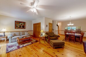 Fernseher, Kamin, Tischtennisplatte