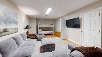 4 bedrooms, iron/ironing board, internet, bed sheets