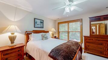 4 bedrooms, iron/ironing board, Internet, bed sheets