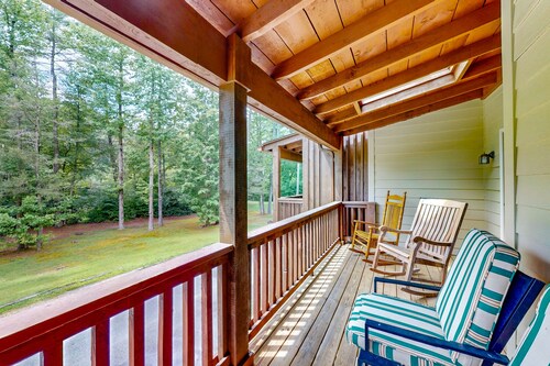 Beautiful home surrounded by nature, grill, shared hot tub, pool, & tennis