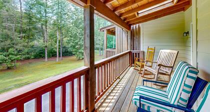 Beautiful home surrounded by nature, grill, shared hot tub, pool, & tennis