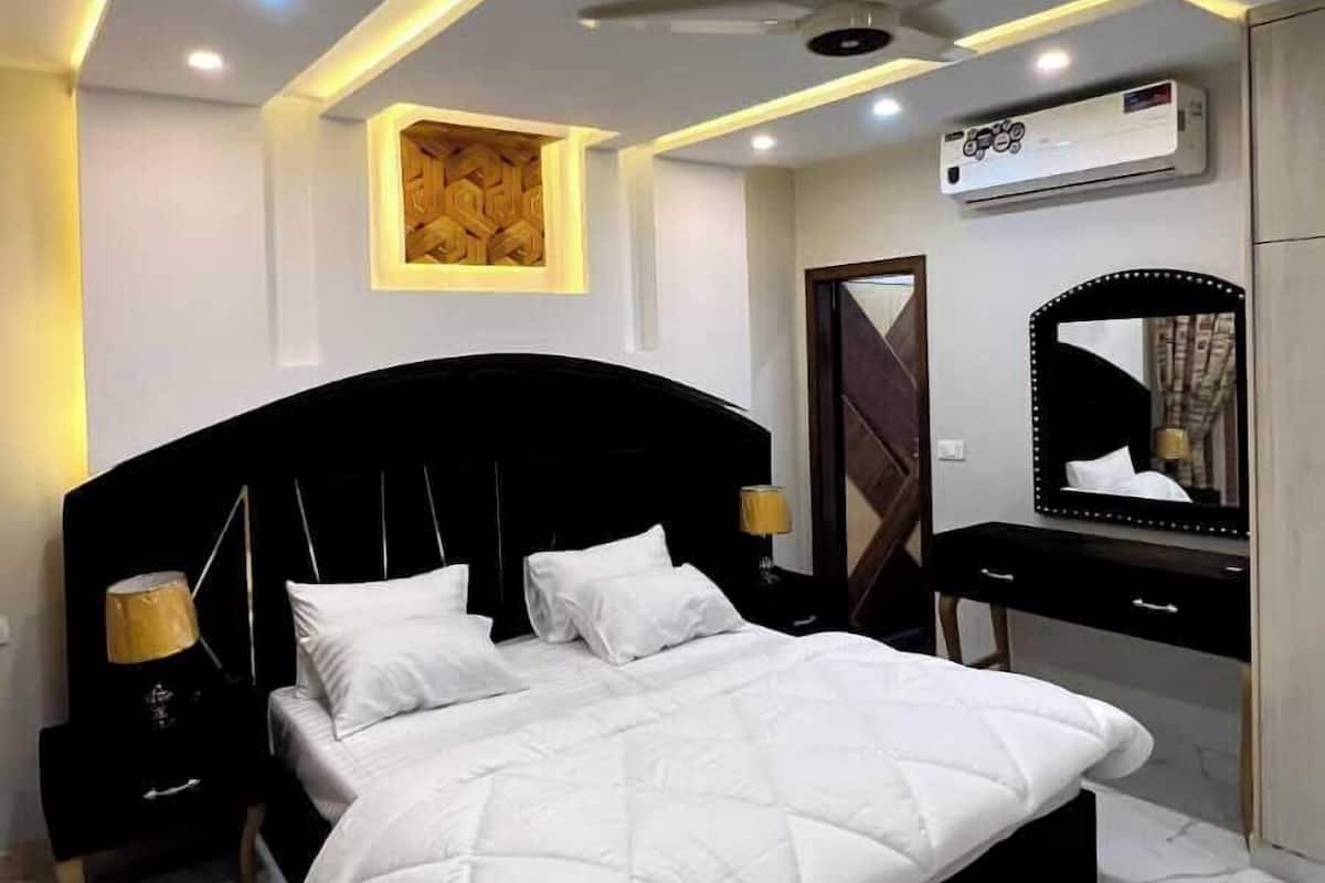 Deluxe Double Room | Iron/ironing board, free WiFi, bed sheets