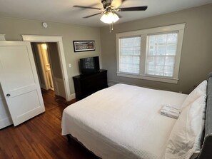 4 bedrooms, iron/ironing board, WiFi, bed sheets - Suite Home Alabama - 0.5mi from
Bryant Denny Stadium, on historic Queen City Ave (Tuscaloosa)