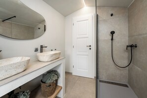 Dusche, Haartrockner, Bidet, Handtücher