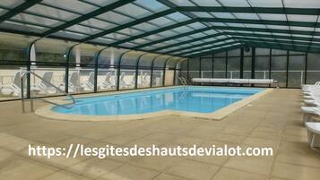 Een binnenzwembad en een buitenzwembad