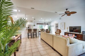 Smart TV, books - A Hidden Treasure - Minutes Away from Beach w/Pool (Venice)