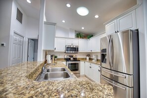 Fridge, microwave, oven, stovetop - A Hidden Treasure - Minutes Away from Beach w/Pool (Venice)