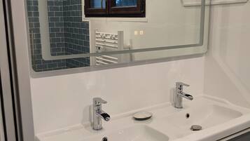 Douche, serviettes fournies, papier toilette