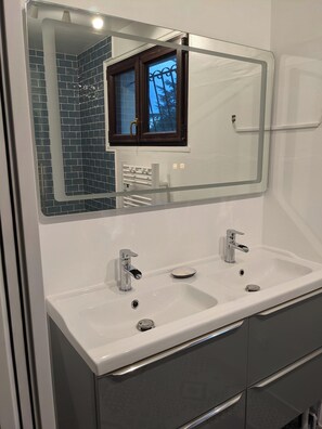 Douche, serviettes fournies, papier toilette