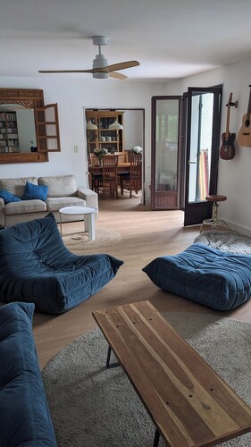 Oubliez vos soucis dans ce logement spacieux et serein. Maison dans un parc.