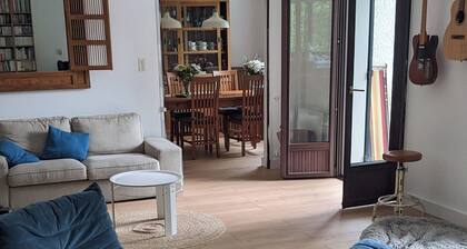 Oubliez vos soucis dans ce logement spacieux et serein. Maison dans un parc.