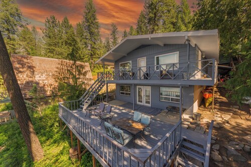 Upscale Lakefront Family Getaway