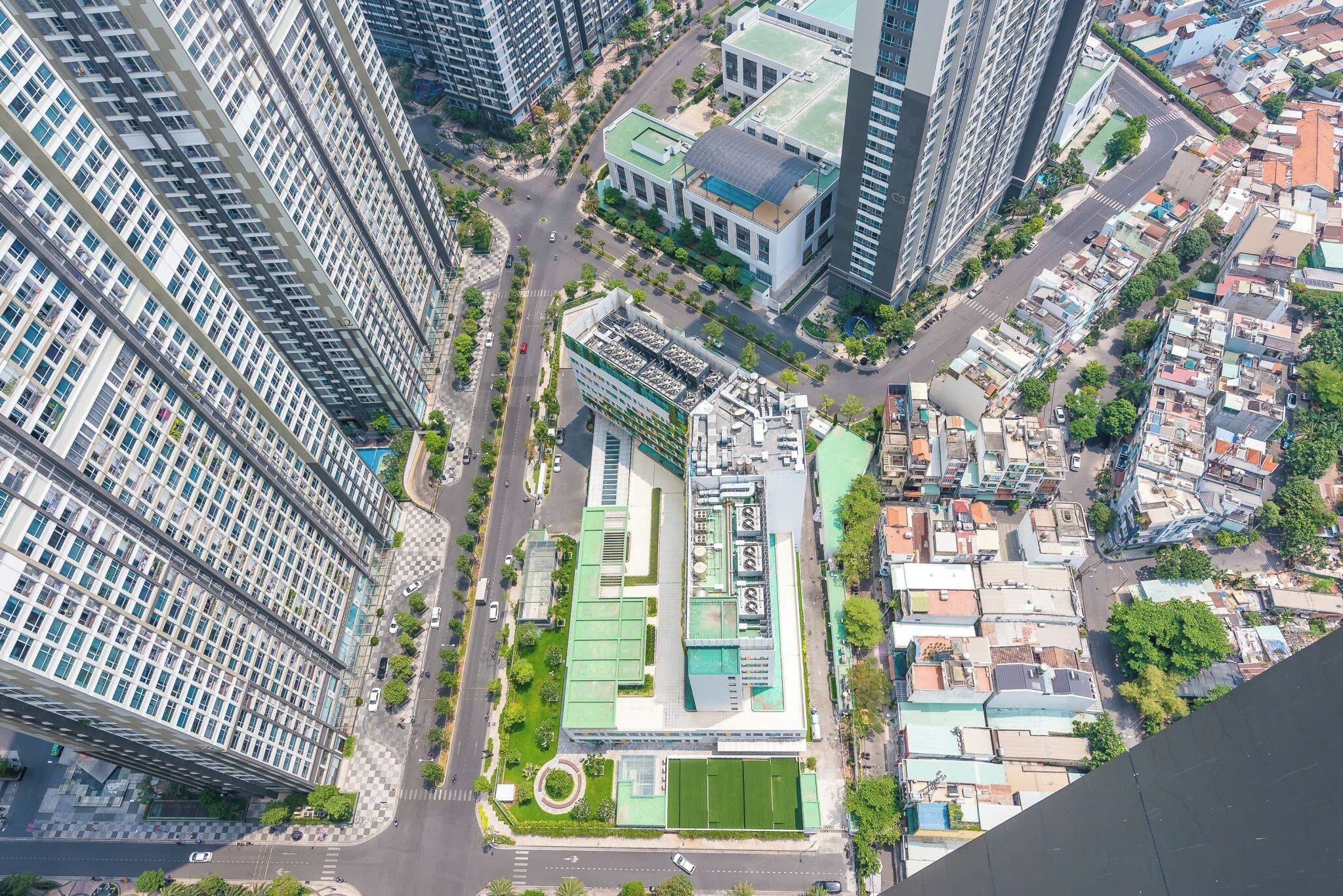Un edificio de gran altura con varios pisos, rodeado de otros edificios altos.
