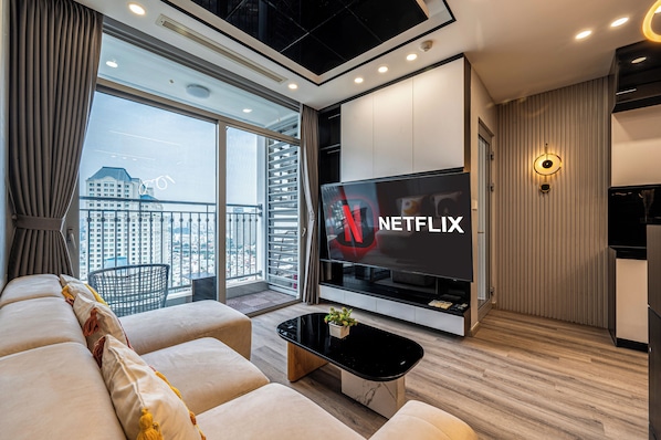 Two Bedroom Deluxe with Balcony | Ruang tamu | 55 inci televisyen LCD dengan digital, filem berbayar 