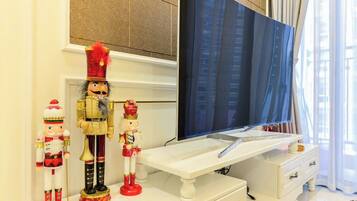 Deluxe One Bedroom with Balcony | 电视