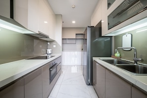 3-Bedroom Executive Suite | Private kitchen | Mini-fridge, microwave, oven, stovetop