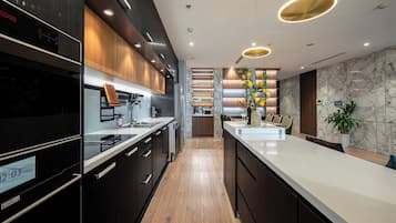 4-Bedroom Suite | Private kitchen | Mini-fridge, microwave, oven, stovetop
