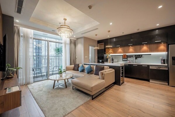 4-Bedroom Suite | Khu phòng khách | TV LCD 55-inch có truyền hình kỹ thuật số, các kênh phim phải trả tiền 