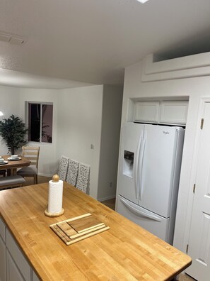 Dining - Family pool house with lake views (Lake Havasu City)