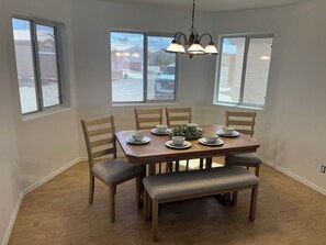 Dining - Family pool house with lake views (Lake Havasu City)