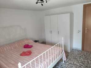 3 chambres, fer et planche à repasser, Wi-Fi gratuit, draps fournis