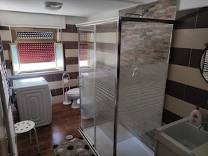 Dusche, Haartrockner, Bidet, Handtücher