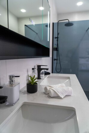 Dusche, Haartrockner, Handtücher, Seife