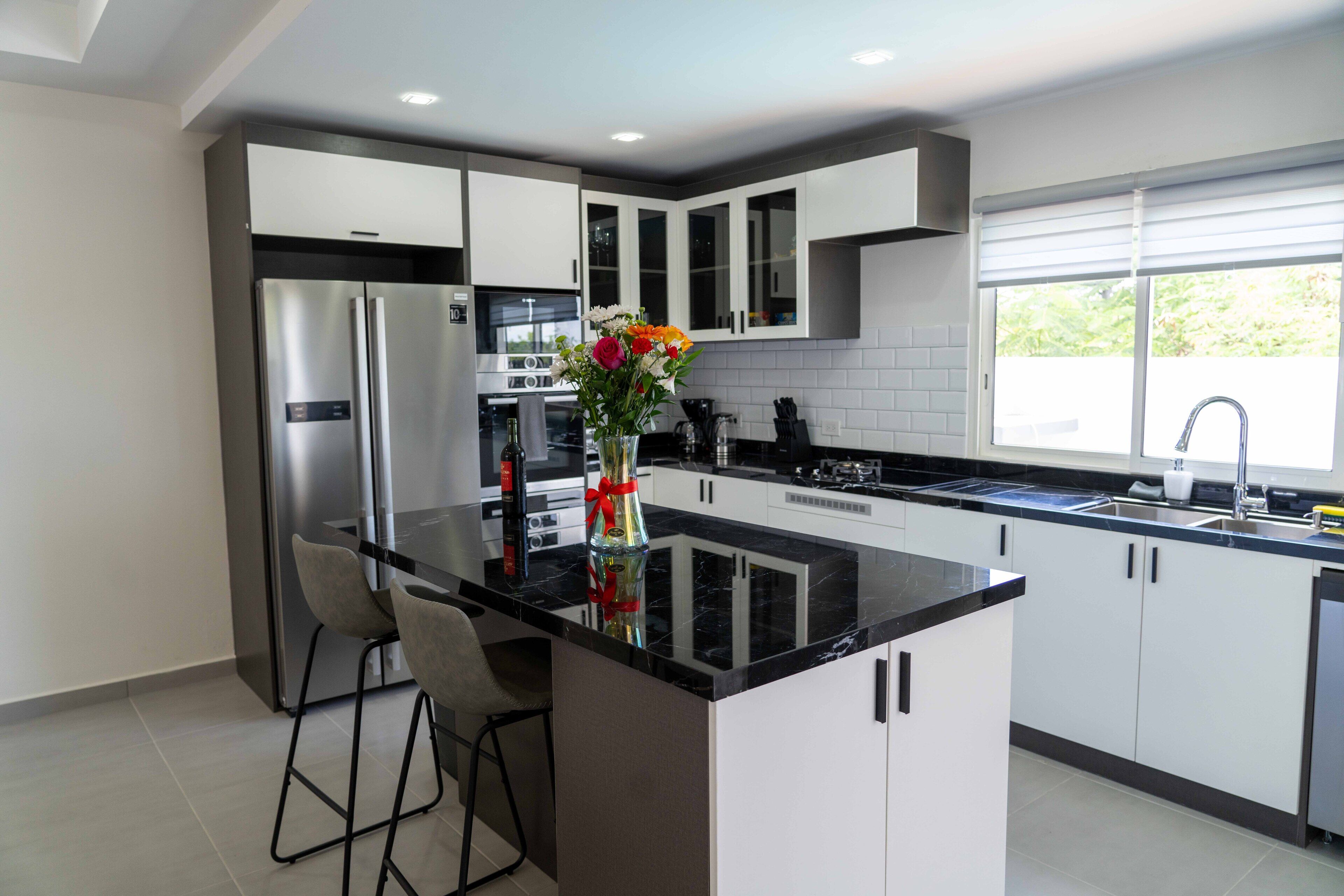 Réfrigérateur, four à micro-ondes, un four, surface de cuisson