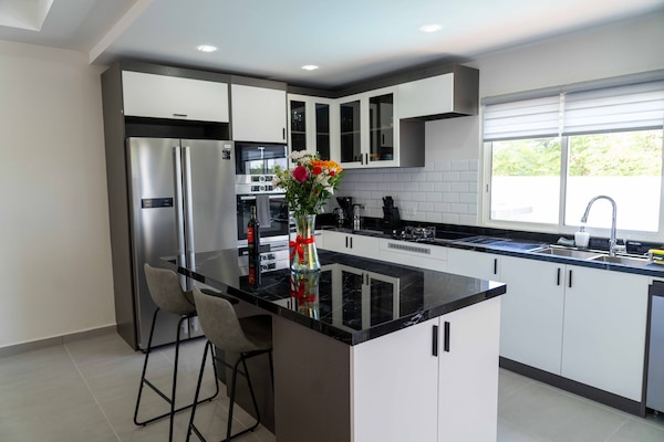 Kjøleskap, mikrobølgeovn, ovn og kokeplater