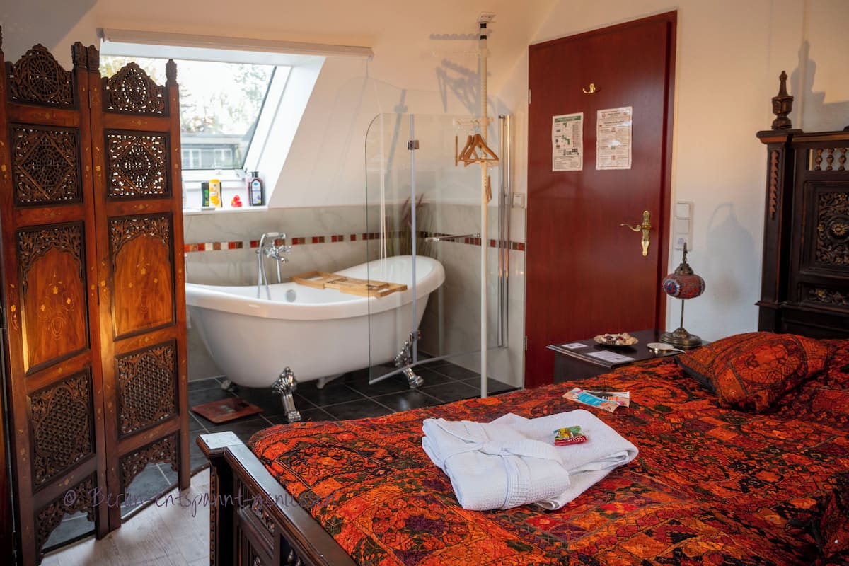 Design Double Room | Iron/ironing board, WiFi (free), individually furnished