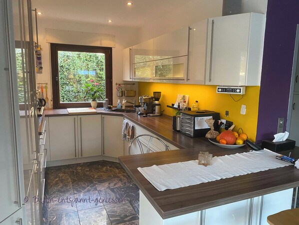 Mini-Kühlschrank, Mikrowelle, Ofen, Herdplatte