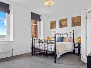 3 bedrooms, iron/ironing board, free WiFi, bed sheets - Mulberry Beautiful Apartment with Sea View - Pass the Keys (Grange-over-Sands)