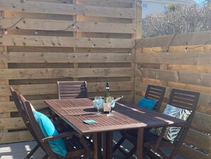 Outdoor dining - Modern 2 bed Apartment in Rhosneigr - Pass the Keys (Rhosneigr)
