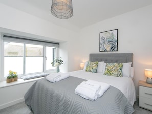 2 bedrooms, iron/ironing board, free WiFi, bed sheets - Modern 2 bed Apartment in Rhosneigr - Pass the Keys (Rhosneigr)