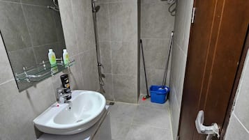 Douche, serviettes fournies, savon, shampoing
