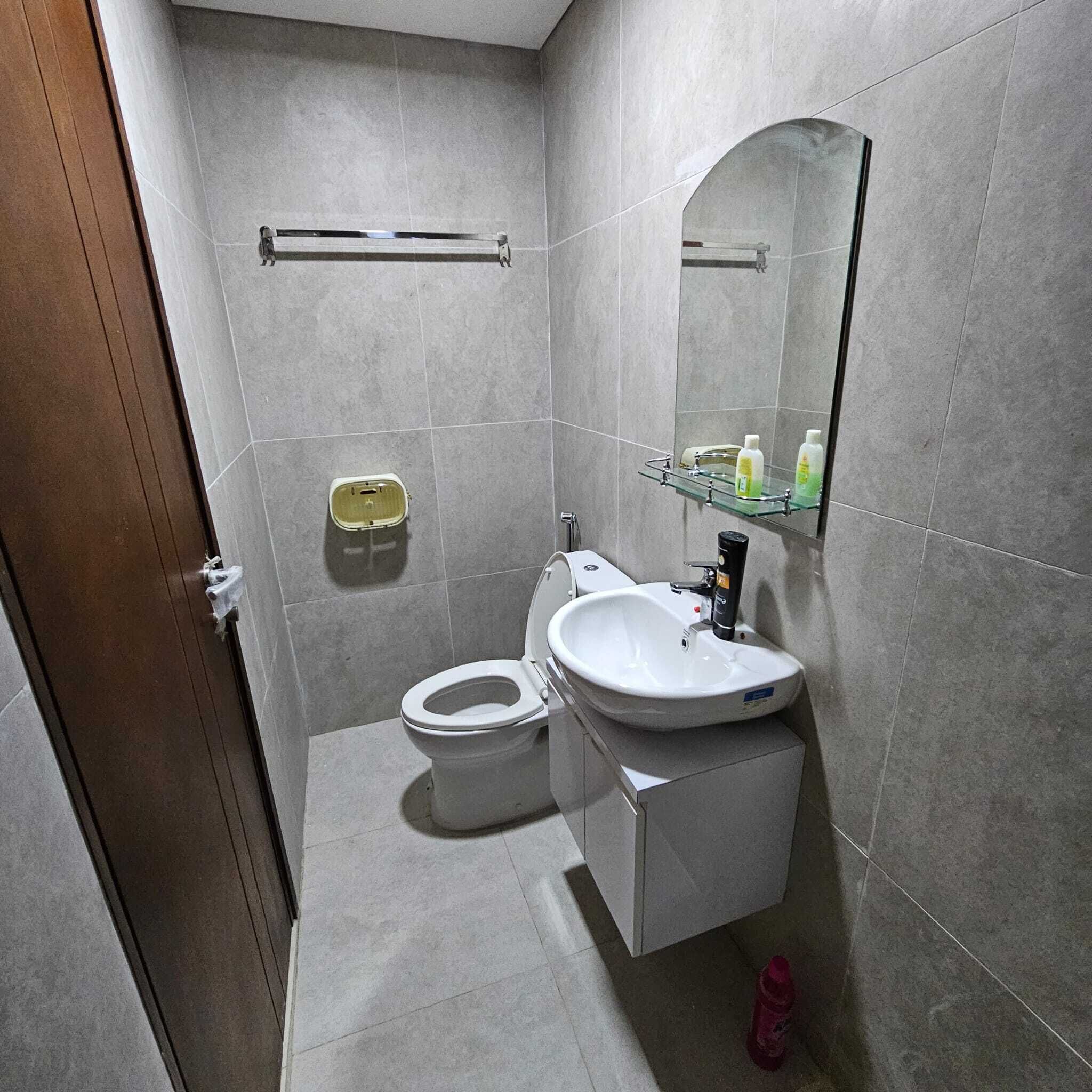 Regadera, toallas, jabón, shampoo 