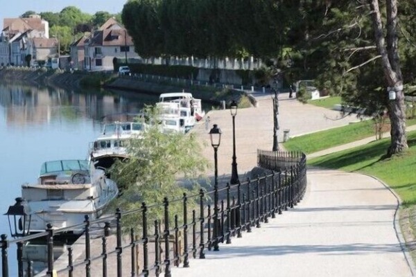 Yonne river walk by day (1)