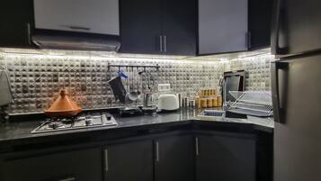 Réfrigérateur, four, plaque de cuisson, bouilloire électrique