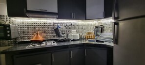 Een koelkast, een oven, een kookplaat, een waterkoker