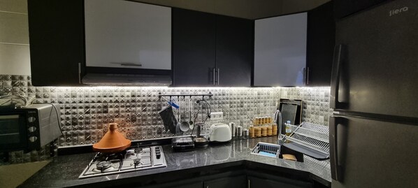 Fridge, oven, stovetop, electric kettle