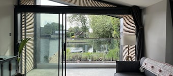 River View Guest House, Jacuzzi, Boat, Fire Hire