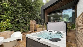 Cabin | Outdoor spa tub