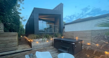 River View Guest House, Jacuzzi, Boat, Fire Hire
