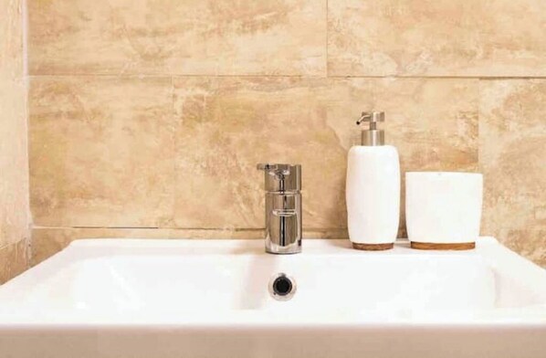 Sèche-cheveux, serviettes fournies, savon, papier toilette