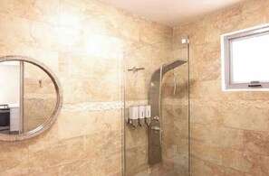 Sèche-cheveux, serviettes fournies, savon, papier toilette