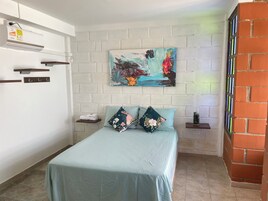 Escritorio, espacio para trabajar con laptop y wifi gratis 