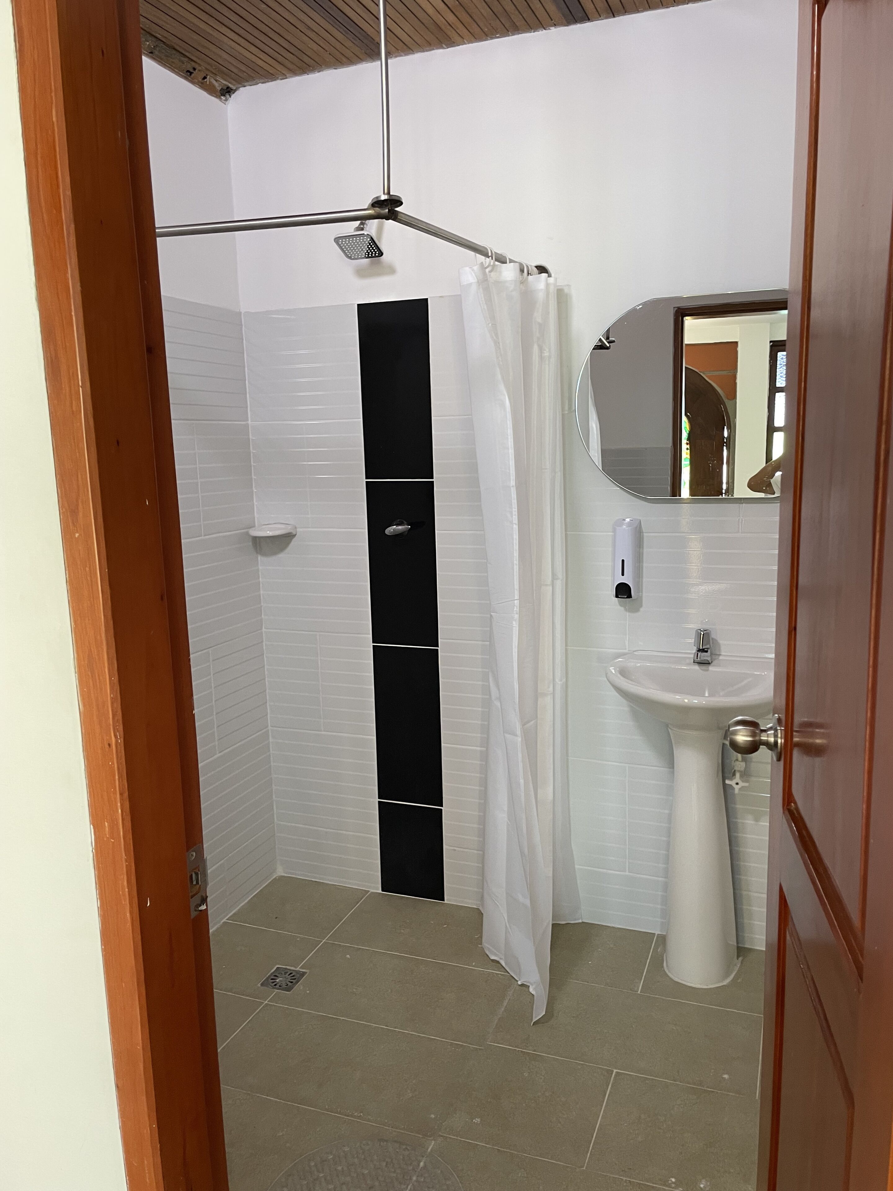 Shower, rainfall showerhead, free toiletries, towels