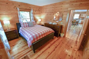 6 bedrooms, desk, iron/ironing board, free WiFi